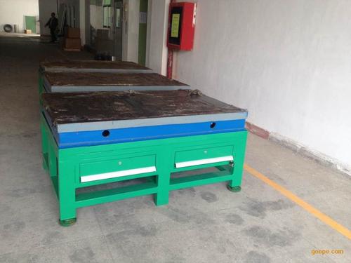 鑄鐵工作臺(tái)、專業(yè)檔案柜與量具在現(xiàn)代辦公與工業(yè)場景中的核心作用